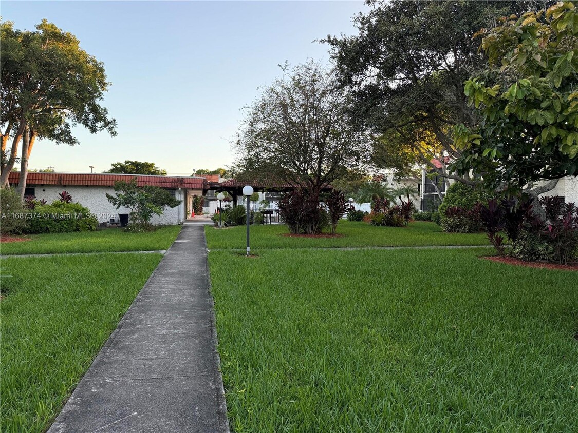 Foto principal - 8701 SW 141st St