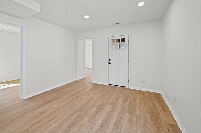 Foto del edificio - COMPLETELY RENOVATED 4BR HOME - MOVE-IN SPECIAL