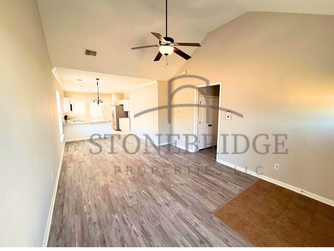 Building Photo - 2 bed, 2 bath townhome in Calera