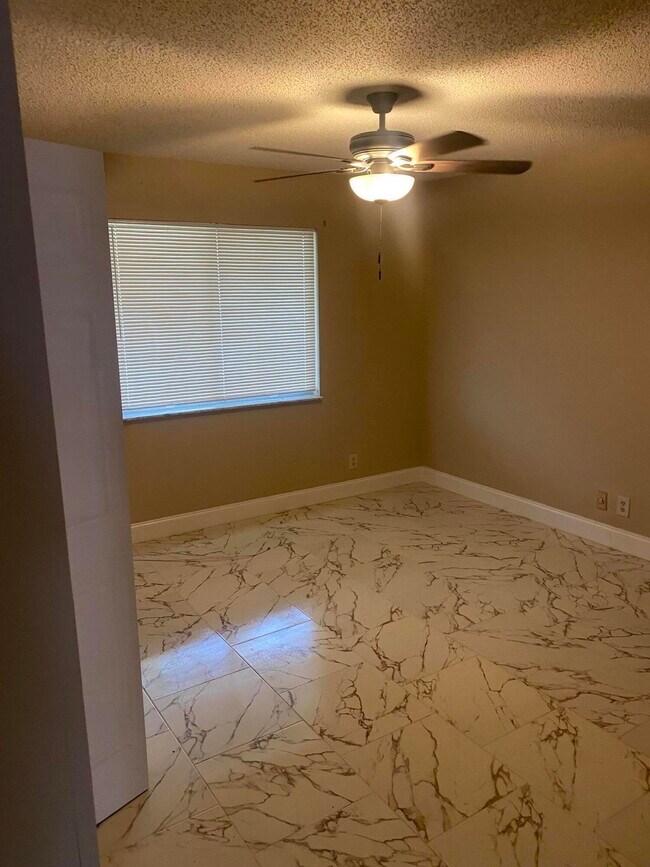 Foto del edificio - 4756 Orleans Ct