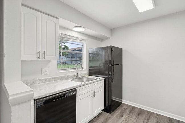 Building Photo - Roselea Manor Apartments