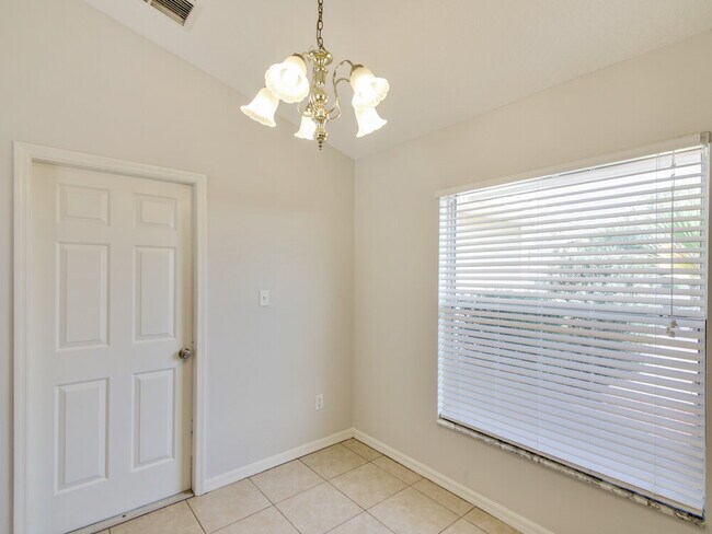 Foto del edificio - 918 Palm Forest Ln