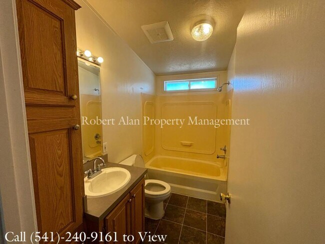 Foto del edificio - 3424 NE Riverside Ave