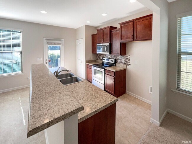 Building Photo - 3 Bedroom 2.5 Bathroom End Unit Townhome w/ 1 car garage, fenced in backyard in Flowers Plantatio...