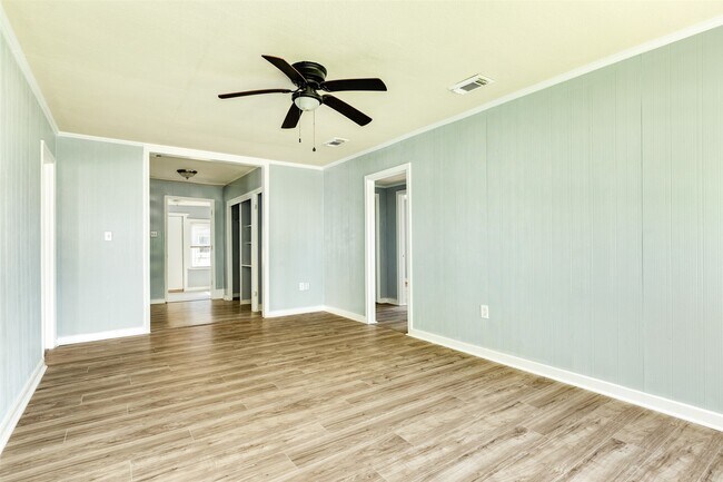 Foto del edificio - 302 W 8th St