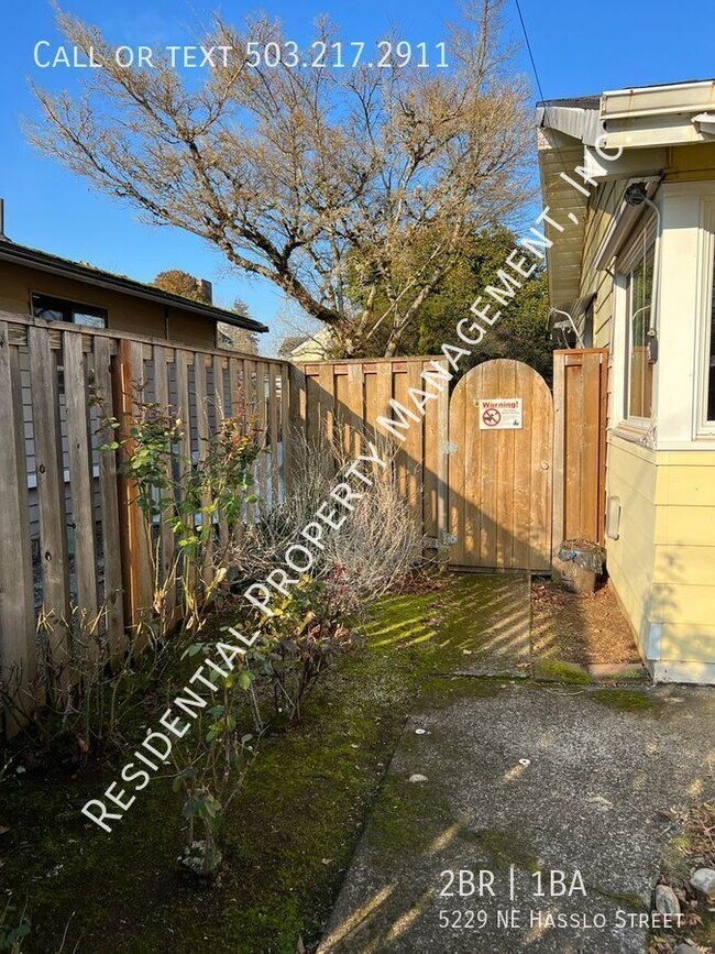 Building Photo - NE Portland Duplex Near Frazer Park and Co...