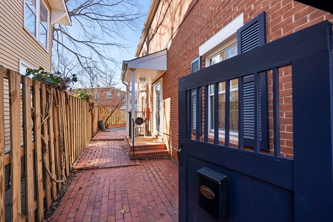Quaint and secure front courtyard entrance - 1020 Powhatan St