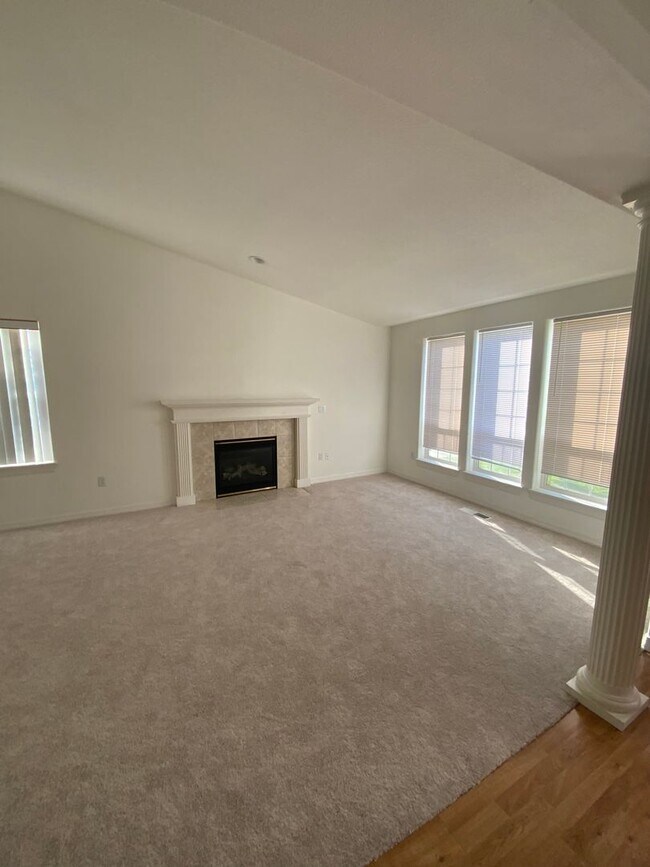 Building Photo - Beautiful Single Level Home on Corner Lot ...