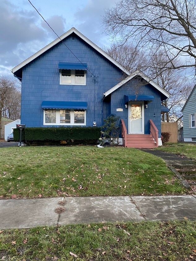 Front Yard - 1903 Tonawanda Ave
