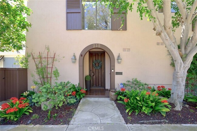 Foto del edificio - 215 Monterey Dr