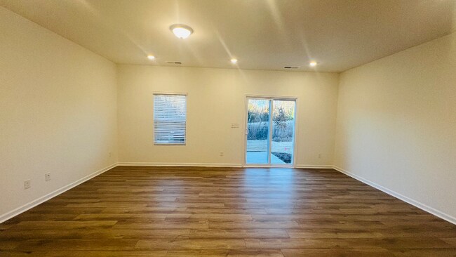 Foto del edificio - 757 Kitfox Dr NW