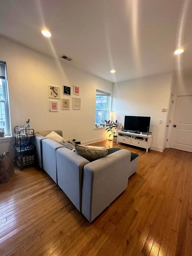 Building Photo - 2360 W Dickens Ave