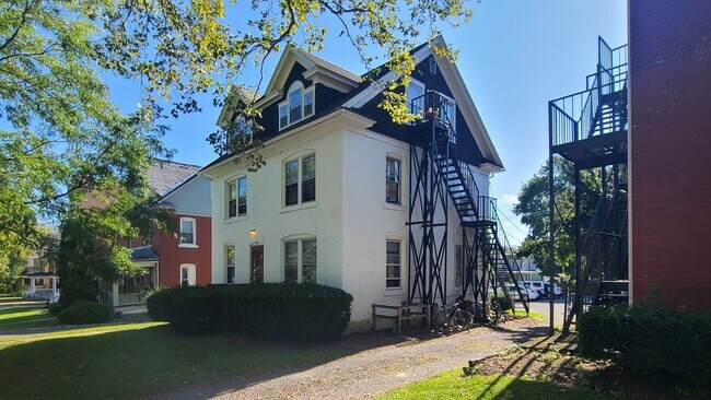 Foto del edificio - 712 W College Ave