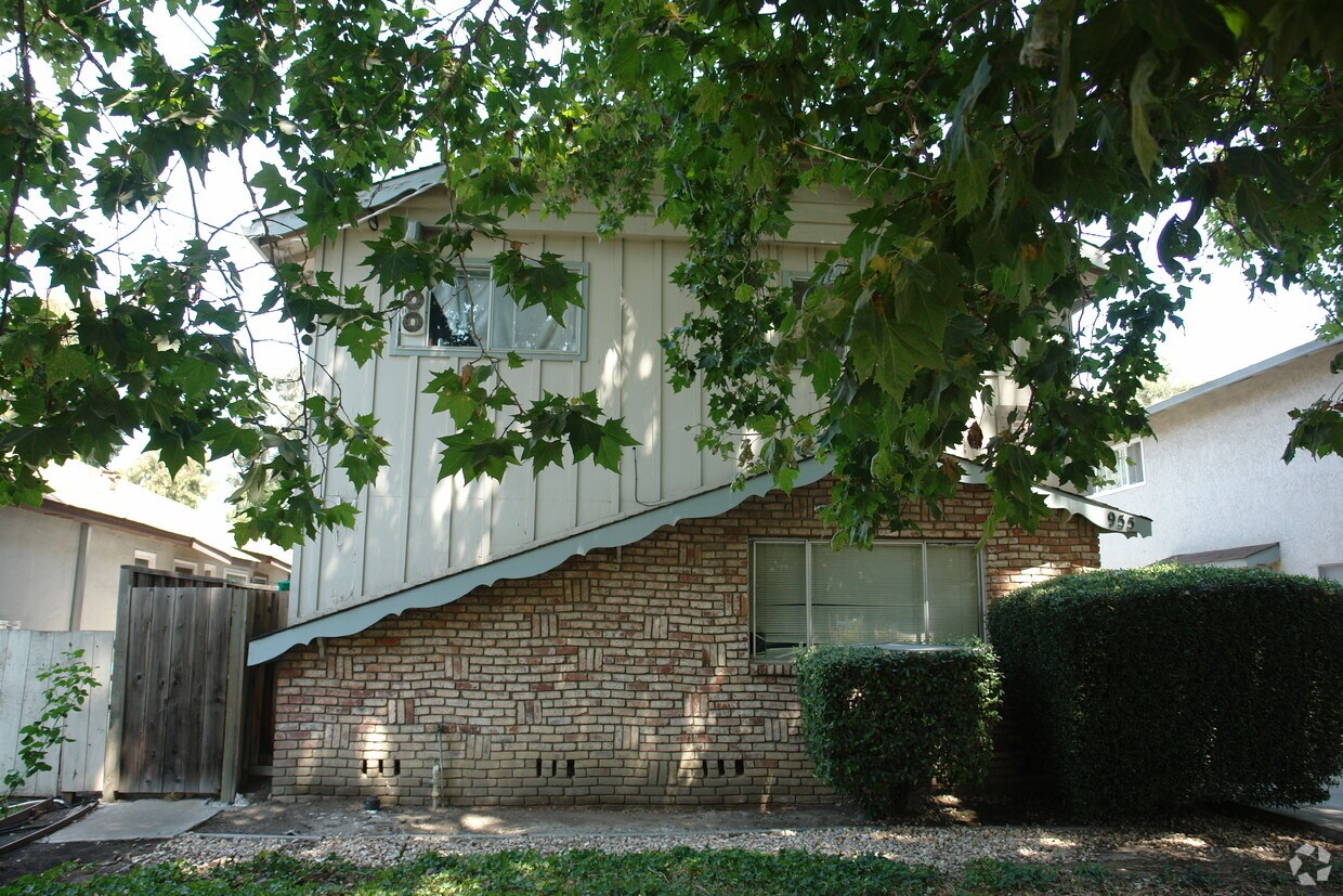 Building Photo - Vermont Apartments
