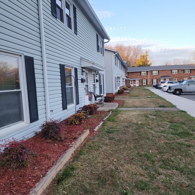 Building Photo - Updated Townhouse Apartment in Kernersville