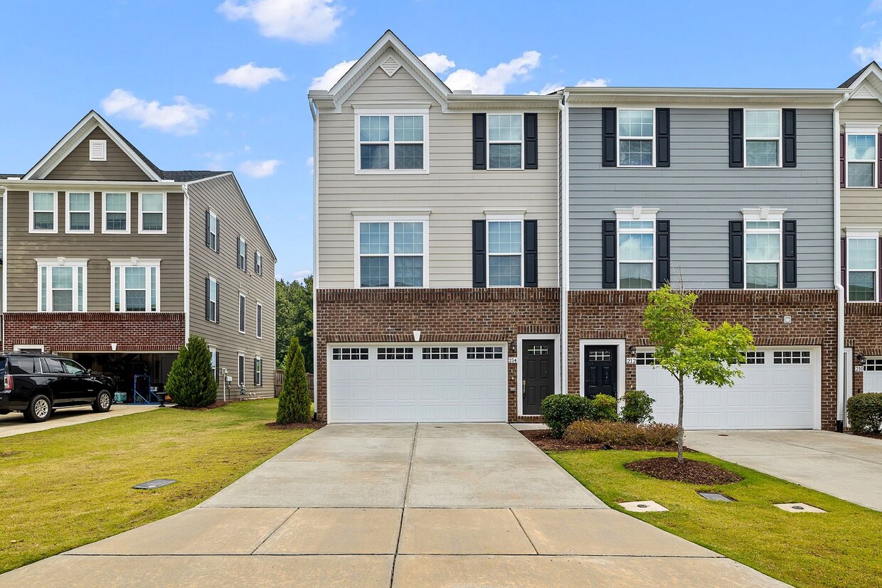 **End Unit 3/3 Townhome in Great Location** - **End Unit 3/3 Townhome in Great Location**