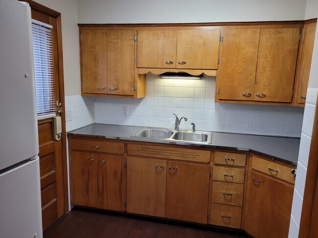 Kitchen - 2510 Campbell St