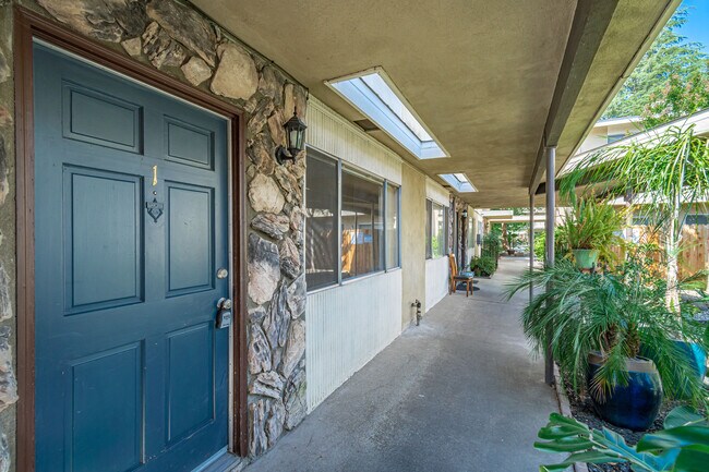 Building Photo - Oakhill Townehouse