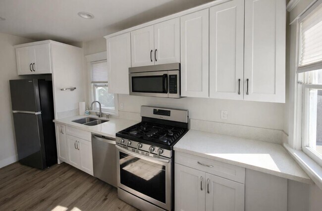 Building Photo - 1610 W 36th Pl