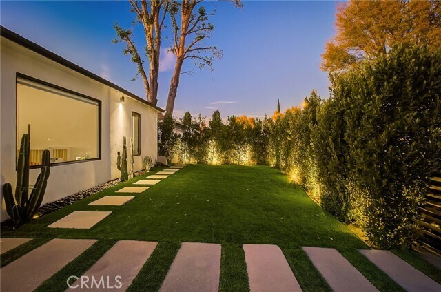 Building Photo - 8161 Encino Ave