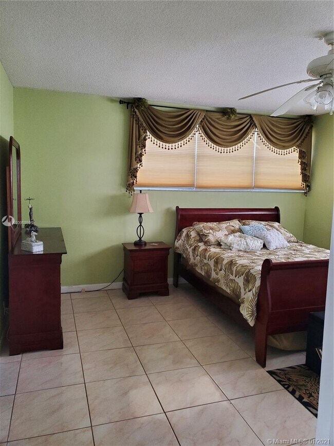 Building Photo - 1333 E Hallandale Beach Blvd
