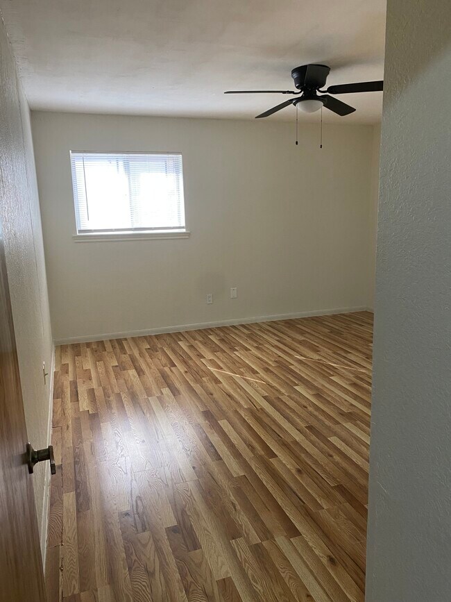 Foto del edificio - 815 S Roy Reynolds Dr