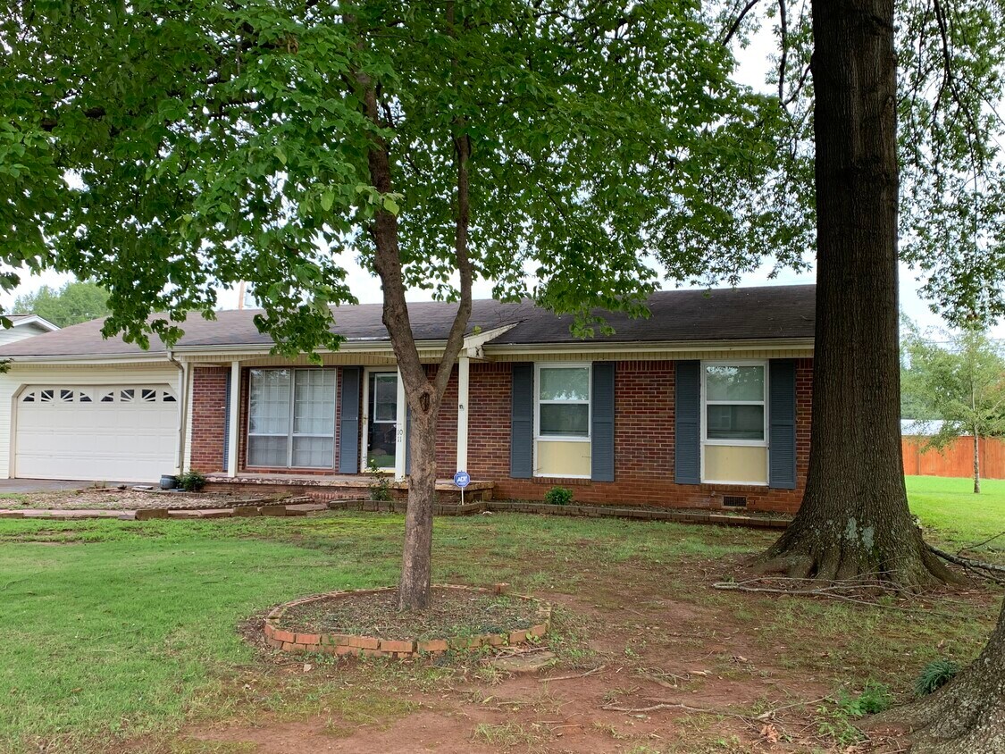 1011 Tyler Ave, Muscle Shoals, AL 35661 House Rental in Muscle Shoals