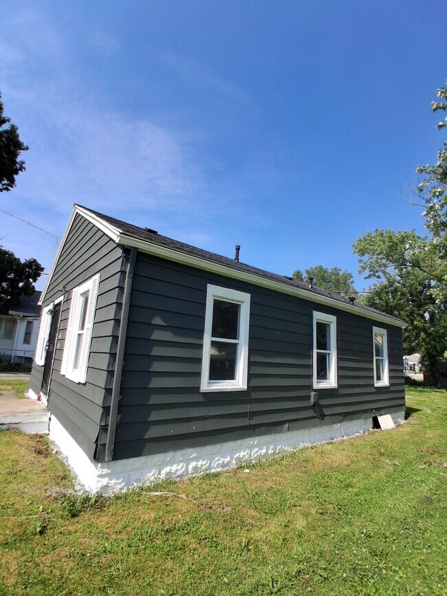 Building Photo - 1180 N Summit Ave