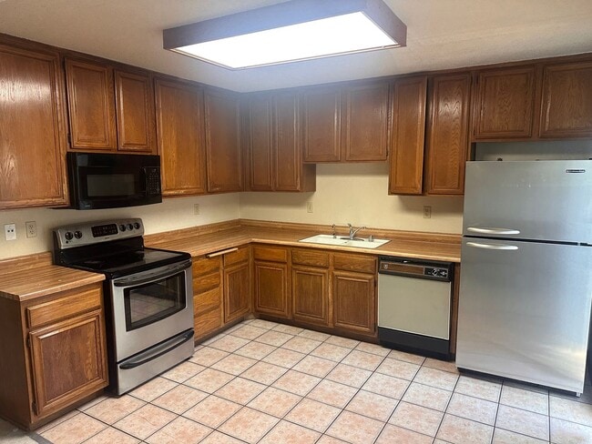Building Photo - Clean 2 Bedroom 1.5 Bath Townhome in Park-...