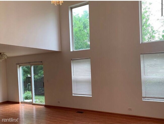 Building Photo - 3 br, 2 bath Townhome - 123 TARA LANE