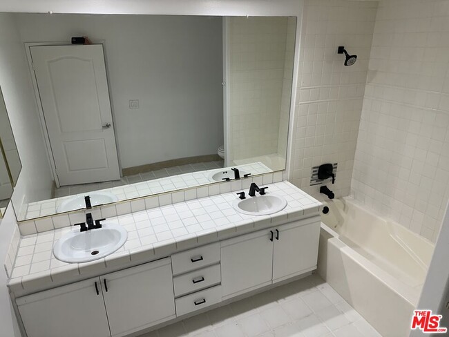 Foto del edificio - 4477 Woodman Ave