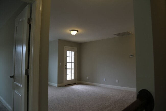 Building Photo - Room in 5 Bedroom Home at Poplar St