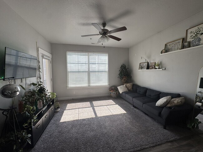 Foto del edificio - 91 W Silver Springs Dr