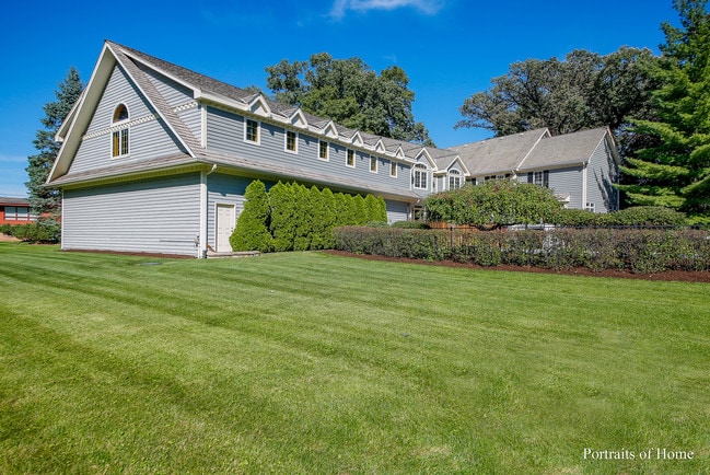 Building Photo - 1S610 Swan Lake Dr
