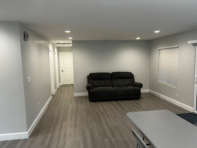 Foto del edificio - 7814 Lindley Ave