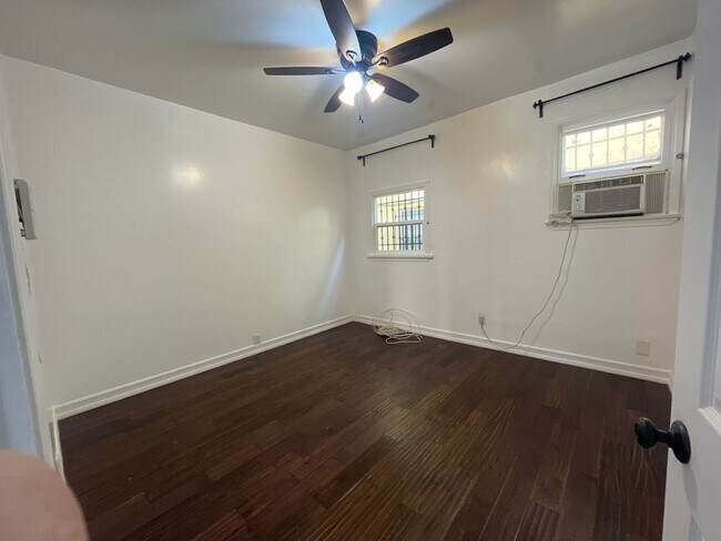 Foto del edificio - BEAUTIFUL KTOWN 1BR JUST BECOMING AVAILABLE!!