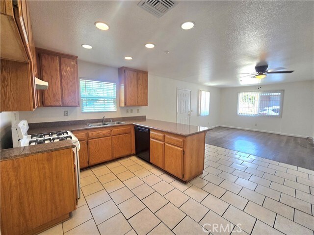 Building Photo - 8451 Oleander Ave