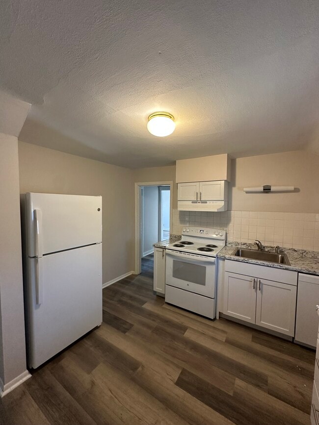 Kitchen - 200 E 9th St
