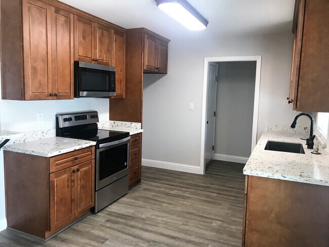 Foto del edificio - BEAUTIFUL REMODELED CORNER DUPLEX WITH GAR...