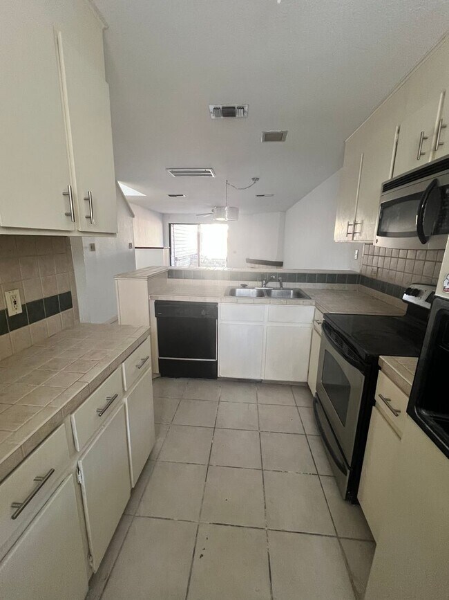 Building Photo - Edgecliff Downstairs 2/1.5 Unit