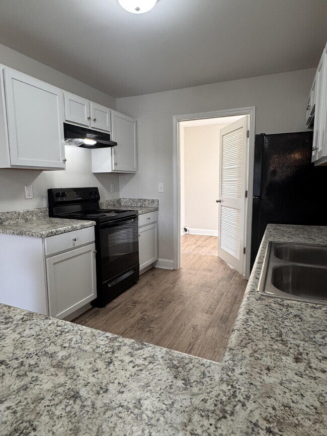 Building Photo - Inquire today on how to get FREE rent!