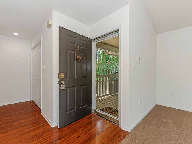 Building Photo - Updated 3 BR unit in the heart of South Park