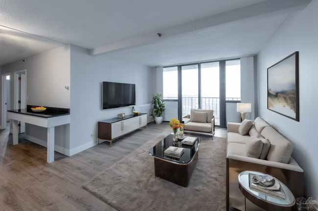 Amplia sala de estar - Riverview Tower Apartments