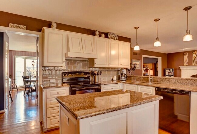 Foto del edificio - 642 River Hill Rd