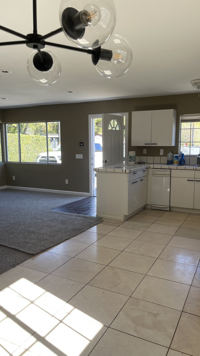 Vista desde el comedor hacia la sala de estar/cocina - 13947 Meadow Ln
