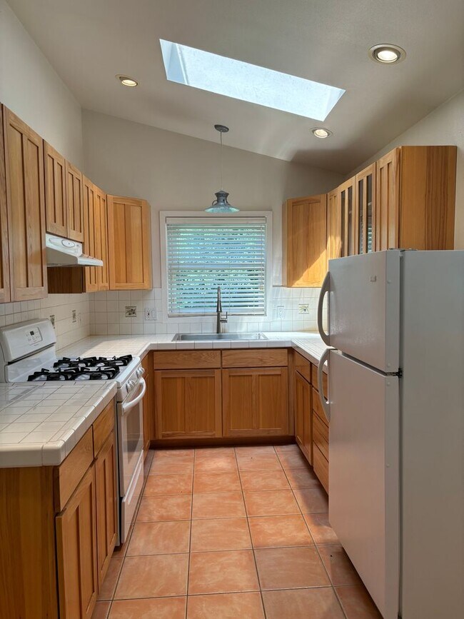 Building Photo - One Bedroom One Bath Gated Cottage