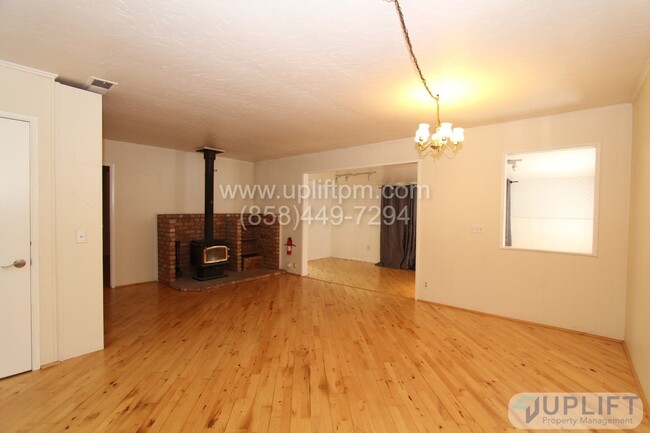 Foto del edificio - 2 Bed, 1 Bath House w/ AC, Storage Barn