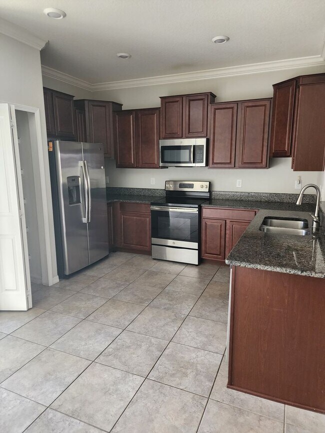 Building Photo - Spacious townhouse Available immediately