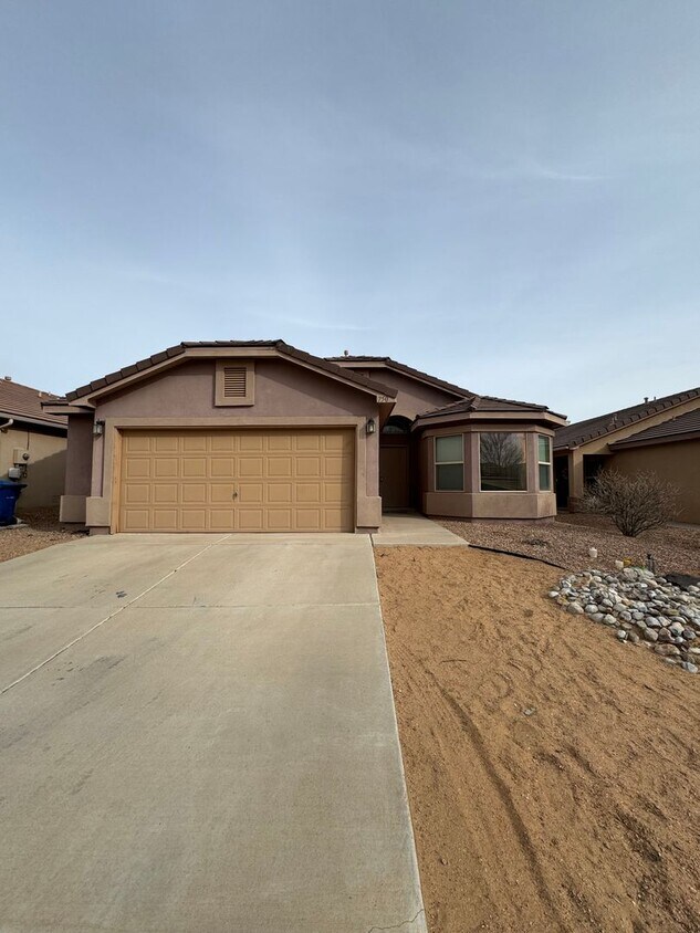 Primary Photo - 3 bed 2 bath home in Huning Ranch!