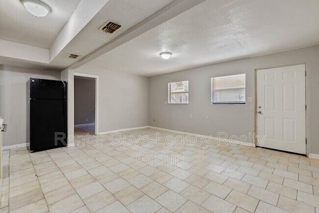 Foto del edificio - 1738 Wright Ave